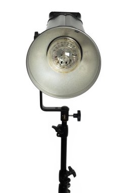 Stüdyo ışıklandırması beyaz arkaplanda izole edildi