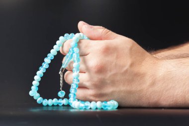 boncuk holding erkek eller yakın çekim