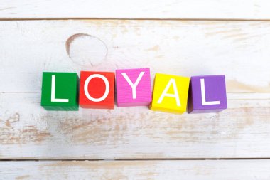 Parlak oyuncak bloklar üzerinde ahşap masa.