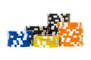 Beyaz arkaplanda izole edilmiş poker çipleri yığını