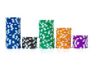 Beyaz arkaplanda izole edilmiş poker çipleri yığını