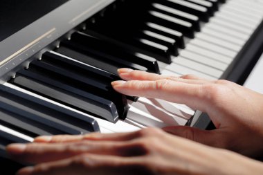 Piyano çalıyorsun. yakın çekim