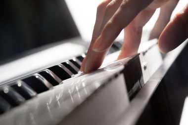 Piyano çalıyorsun. yakın çekim