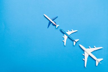 mavi arka plan üzerinde yolcu uçağı modeli