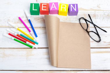 ahşap oyuncak bloklar üzerinde ahşap masa.