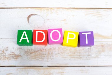 Parlak oyuncak bloklar üzerinde ahşap masa.