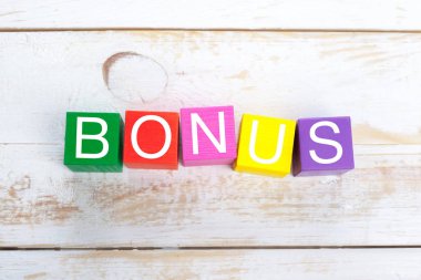 Parlak oyuncak bloklar üzerinde ahşap masa.