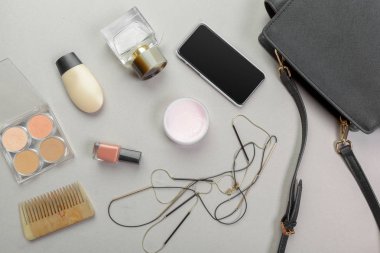 Kadın çanta aksesuarları pastel arka plan üzerinde görüntüleyin