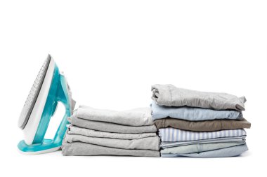 Elektrik demir ve elbise yığını.