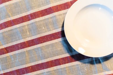 Beyaz masa örtüsü tabağa