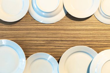 Tahta masaya boş beyaz tabaklar