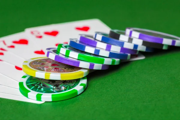 Poker Žetony Karty Stole — Stock fotografie