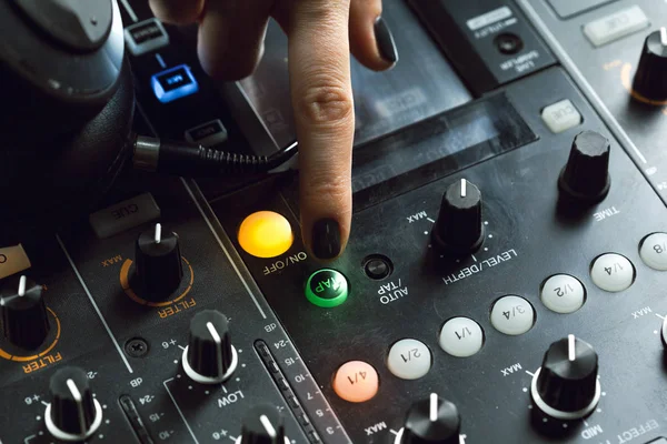 Primo Piano Che Suona Musica Mixer — Foto Stock