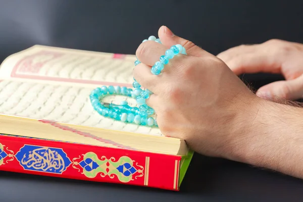 拿着古兰经的人 穆斯林的圣书 — 图库照片