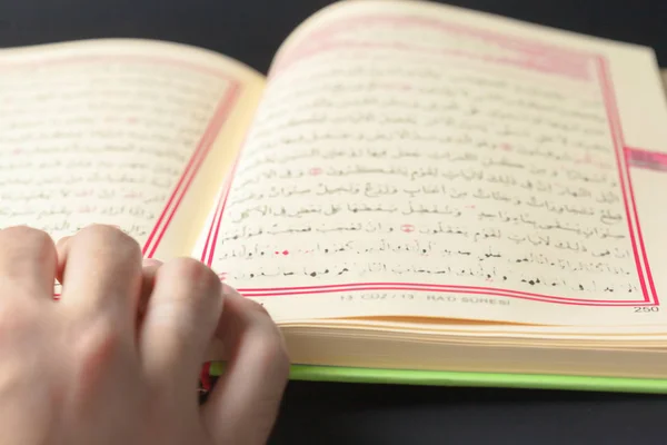 Uomo Che Tiene Corano Libro Sacro Dei Musulmani — Foto Stock