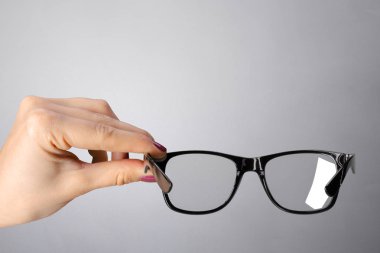 Gözlük tutan el yakın çekim
