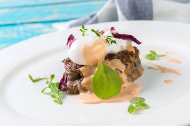 Bir ahşap tahta üzerinde et pirzola