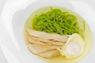 Tavuk çorbası beyaz kase, yakın çekim