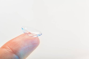 Kontakt lens parmak