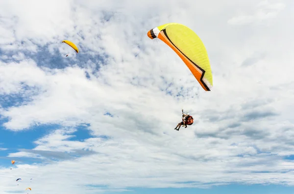 Paraplane Flyger Högt Upp — Stockfoto