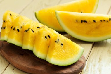 Ahşap zemin üzerine sarı karpuz dilimli