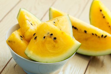 Ahşap zemin üzerine sarı karpuz dilimli