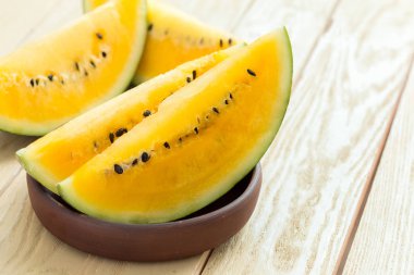 Ahşap zemin üzerine sarı karpuz dilimli