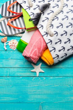 Mavi ahşap masa üzerinde plaj aksesuarları