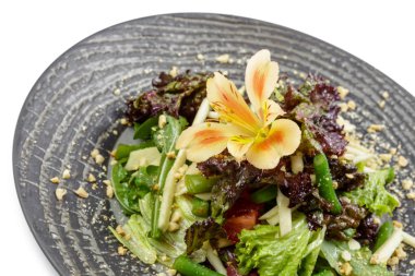 karışık salata ile fındık ve plaka üzerinde sarı çiçek