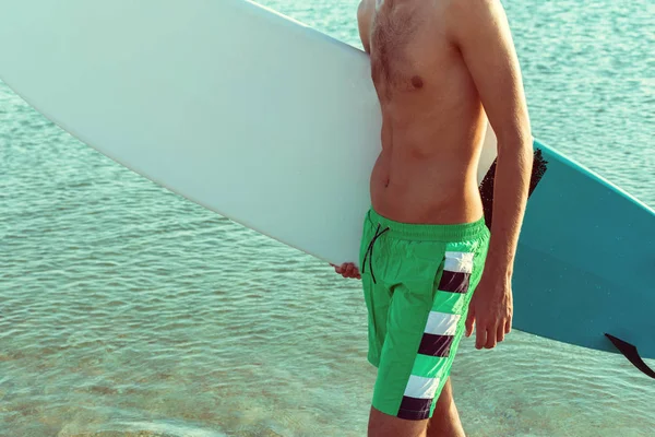 Knappe Surfer Holding Zijn Surfplank — Stockfoto