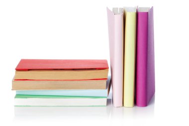 Beyaz arka plan üzerinde izole kitap görünümü kadar kapatın