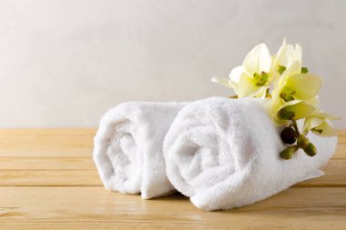 çiçek ile rulo havlu