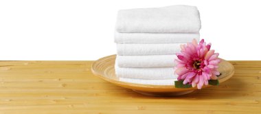 beyaz havlu yığını ile çiçek