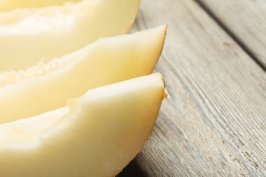 Olgun kavun masanın üzerine dilimlenmiş, yakın çekim