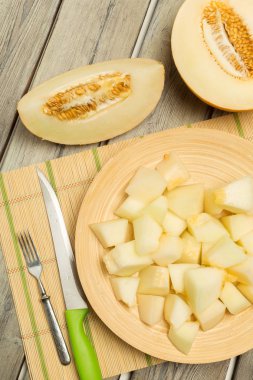 Olgun kavun masanın üzerine dilimlenmiş, yakın çekim