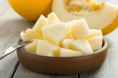 Olgun kavun masanın üzerine dilimlenmiş, yakın çekim