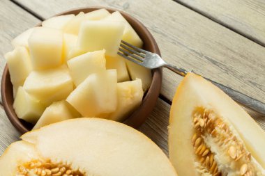 Olgun kavun masanın üzerine dilimlenmiş, yakın çekim