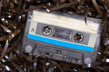 Kaset çekmece bandı ile
