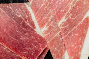 Çiğ çiğ alarmdan masada