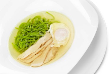 Beyaz tabakta tavuk çorbası