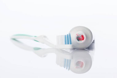 Diş fırçası ve tüp ile izole üzerinde beyaz yapıştırın