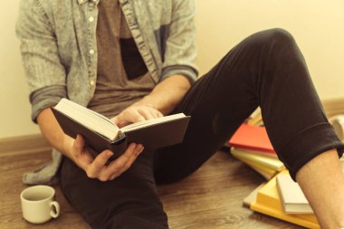 Mesai arasında evin erkeği, kitap okuyor.