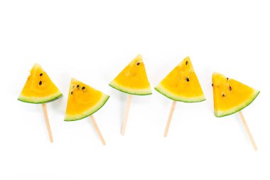 Beyaz zemin üzerine sarı karpuz dilimleri