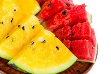 karpuz dilimleri beyaz arka plan üzerinde izole ahşap tahta üzerinde