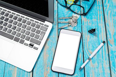 Dizüstü bilgisayar ve ofis malzemeleri ile ahşap masa. Üstten görünüm