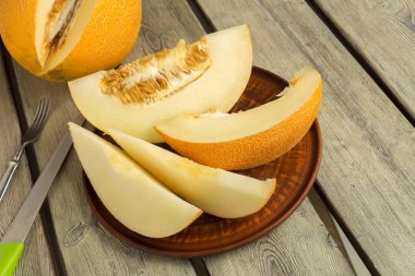 Olgun kavun masanın üzerine dilimlenmiş, yakın çekim