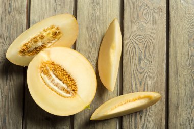 Olgun kavun masanın üzerine dilimlenmiş, yakın çekim