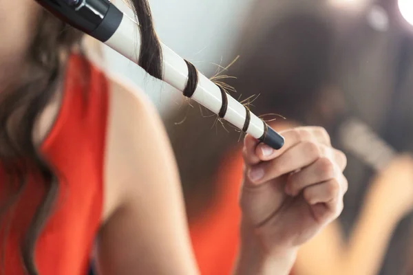 Close View Hair Stylist Curling Hair Client Nel Salone Parrucchiere — Foto Stock