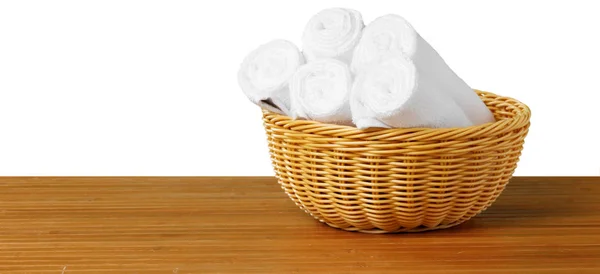 Weiße Wellness Handtücher Auf Dem Tisch — Stockfoto