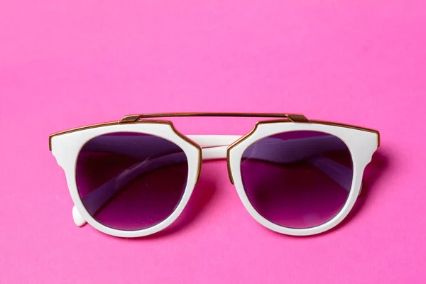 ピンクの背景の白いサングラス — ストック写真